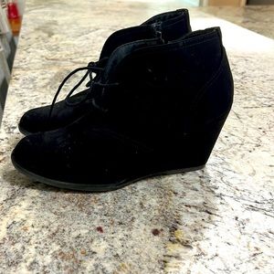 Black wedge boots size 9-1/2